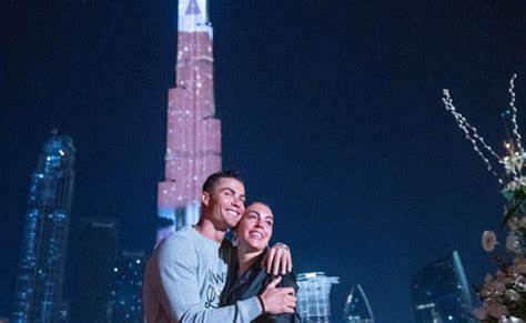 تبریک رونالدو به نامزدش در برج خلیفه دبی