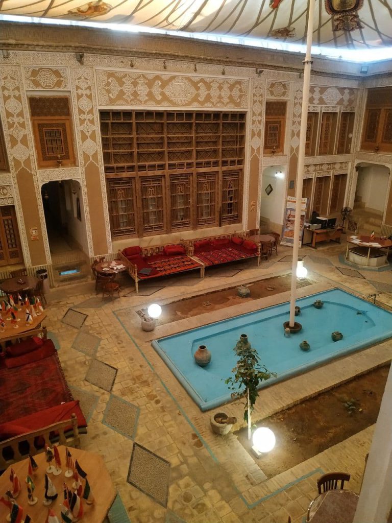 نمایی از طبقه دوم مشرف به حیاط هتل ملک التجار یزد